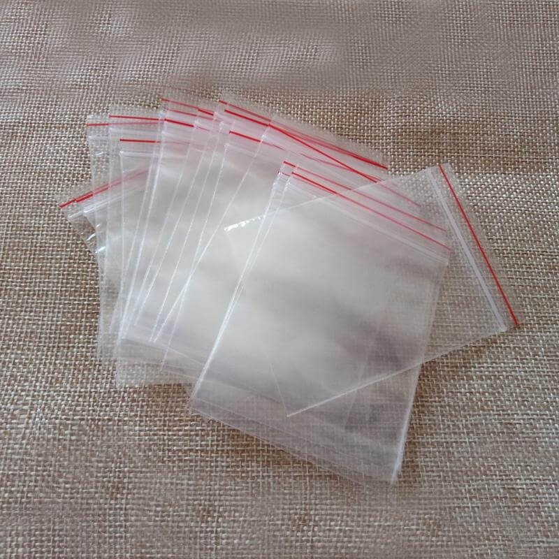 saco feito de plástico transparentes com fecho zip